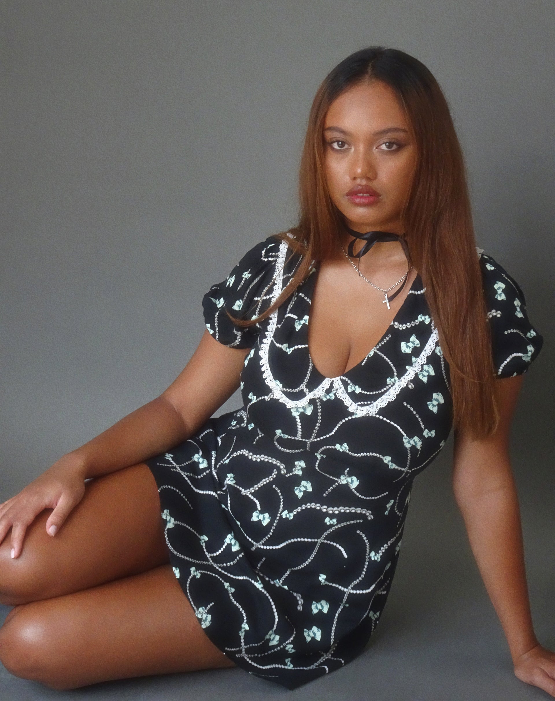Immagine di Sulani Mini Dress in nero con stampa di perle e fiocchi