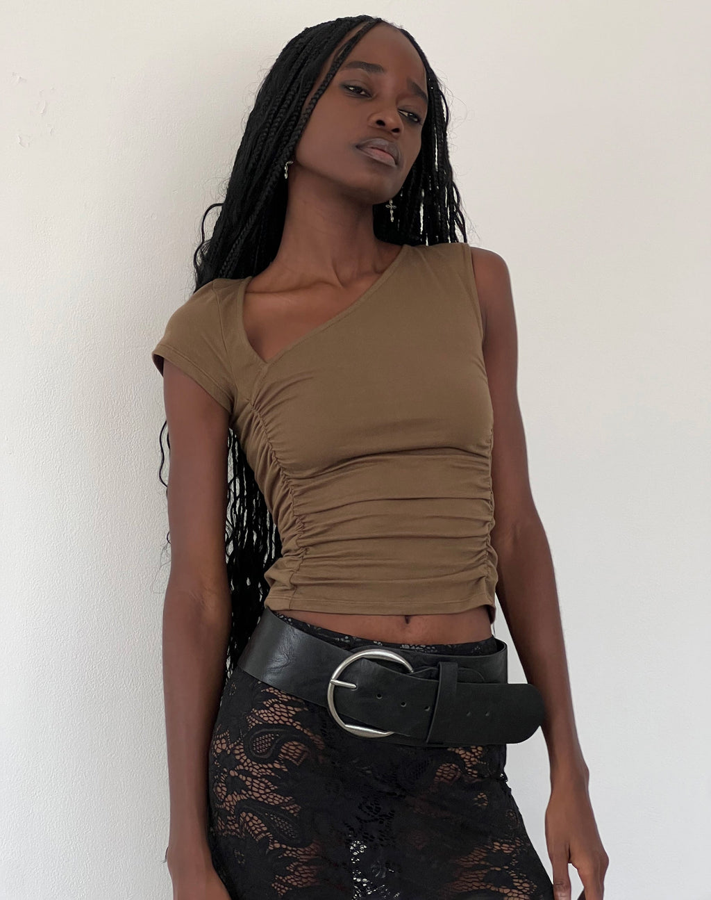 Sunhee - Top asimmetrico con scollo a fessura - in Mocca