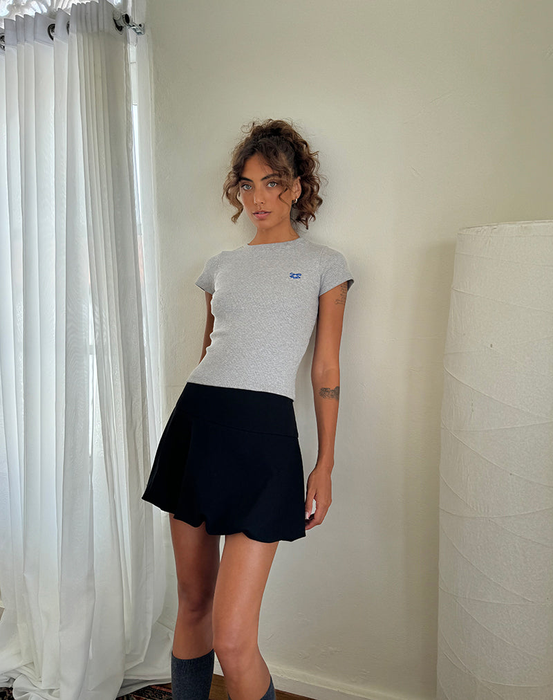 Immagine di Suti Tee in marna grigia con ricamo a fiocco in blu cobalto