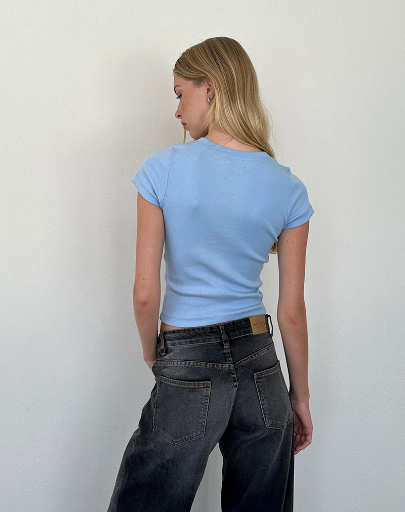 Immagine di Suti Baby Tee a coste blu ghiaccio con ricamo a fiocco blu scuro