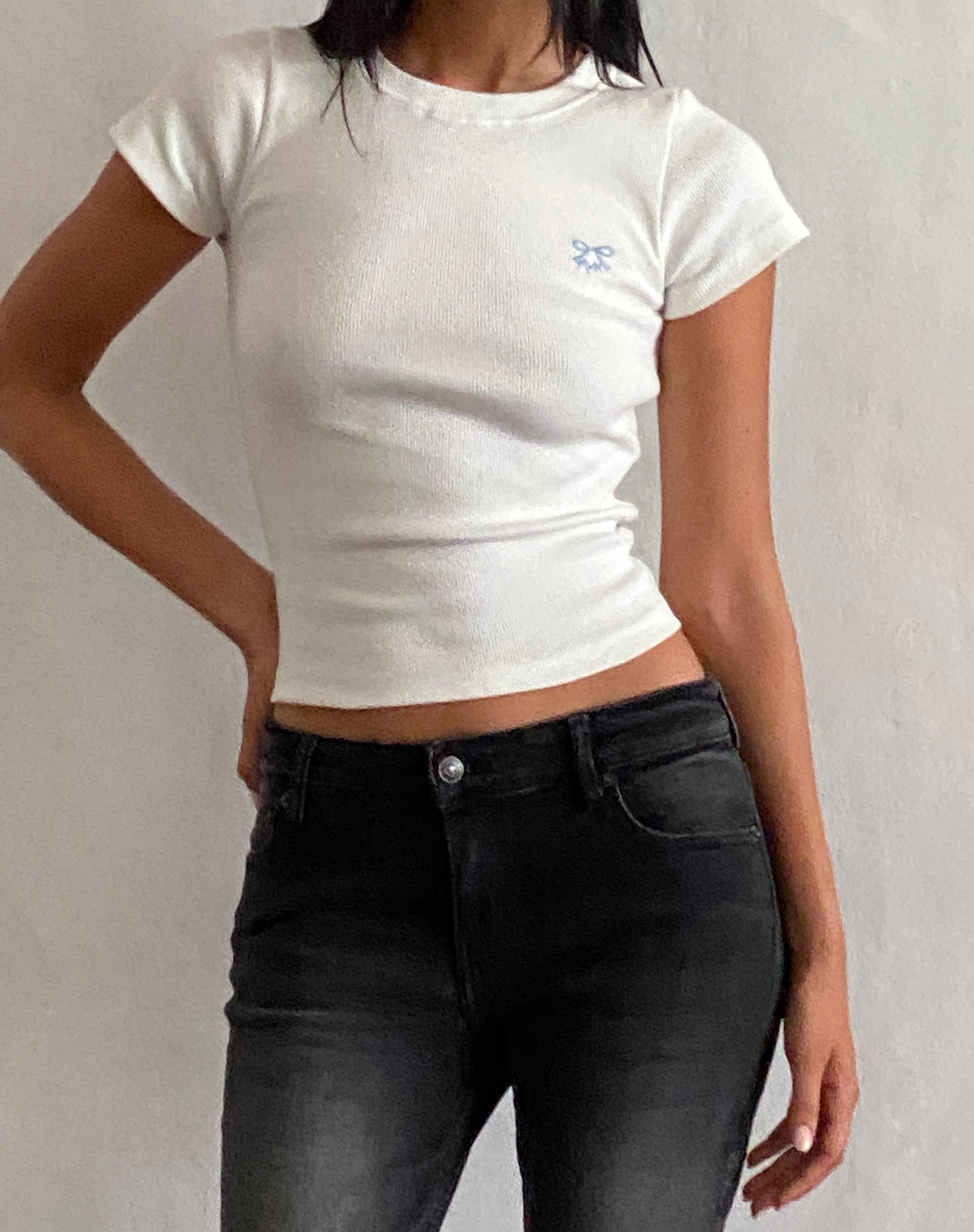 Immagine di Suti Tee a coste in bianco sporco con ricamo a fiocco blu M