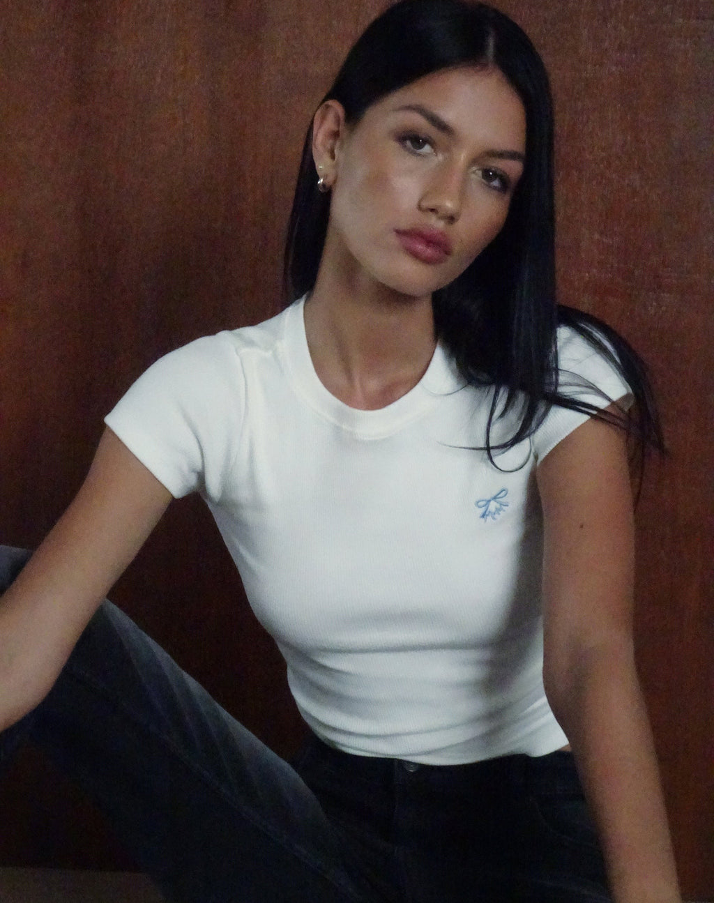 Suti Baby Tee a coste in bianco sporco con ricamo fiocco blu M