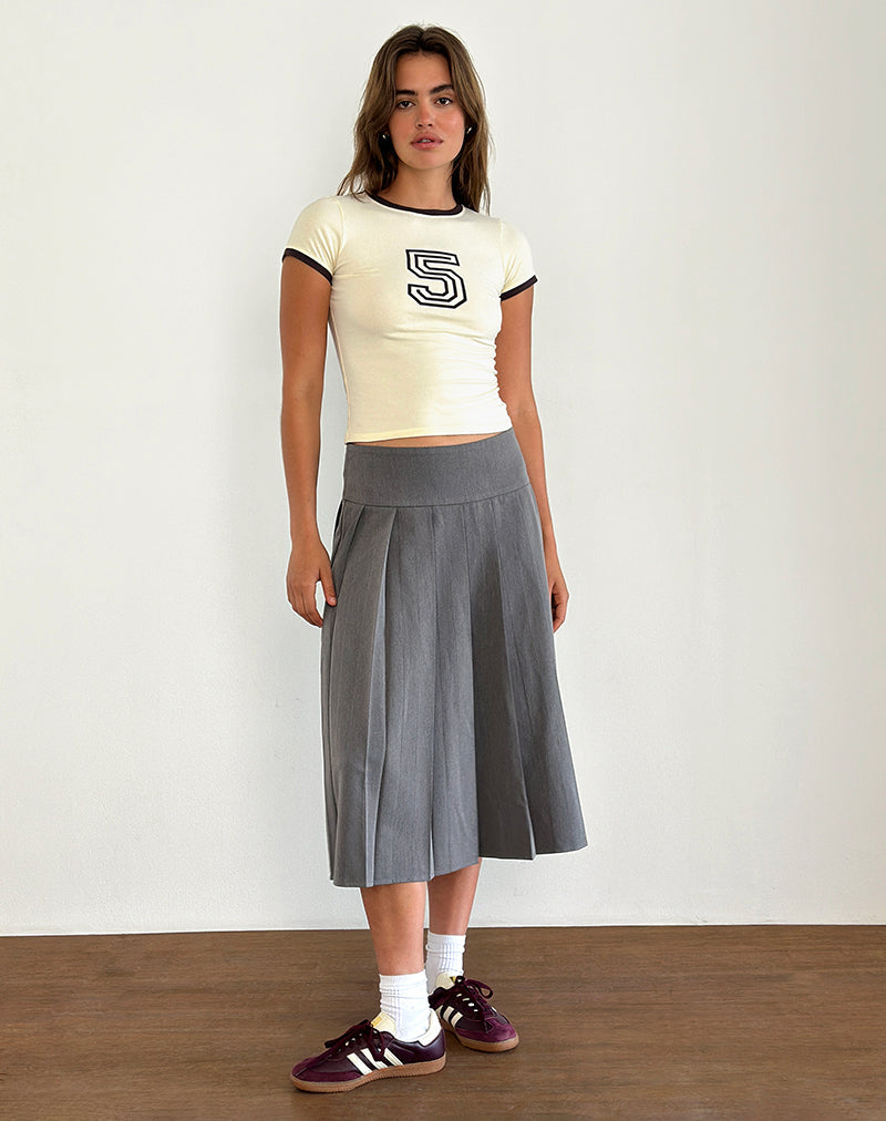 Immagine di Sutin Tee in giallo latticello con emblema 5 e rilegatura in mogano rosso