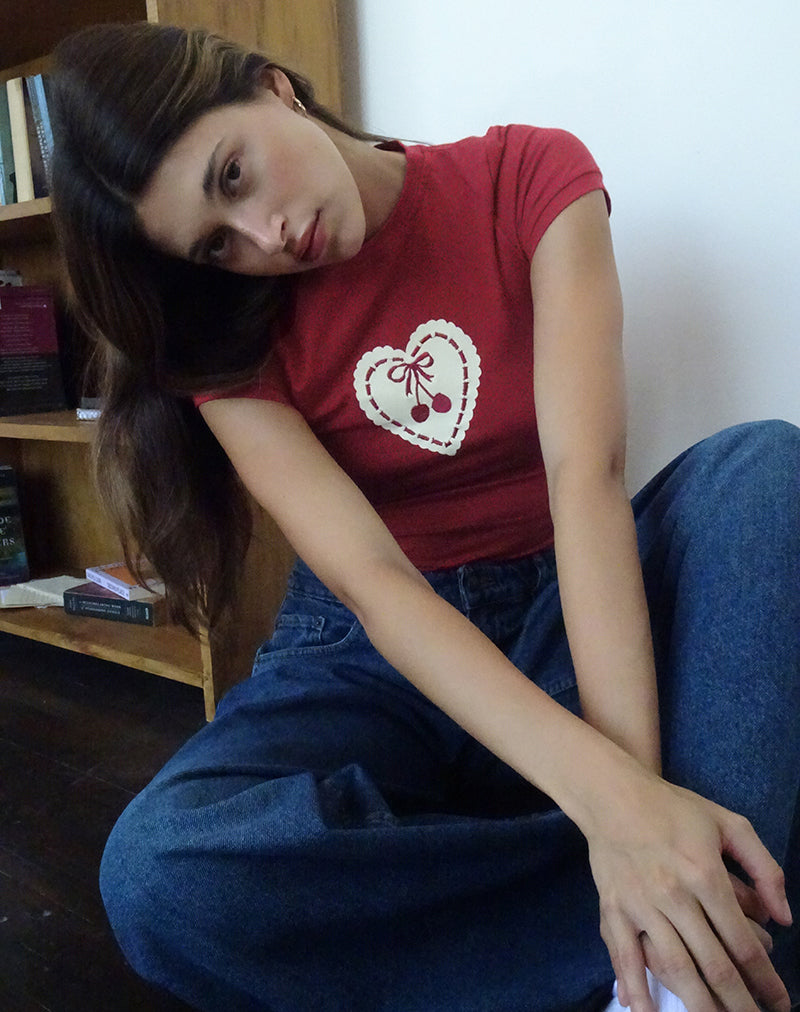 Immagine di Sutin Baby Tee in rosso adrenalinico con cuore di ciliegia ricamato