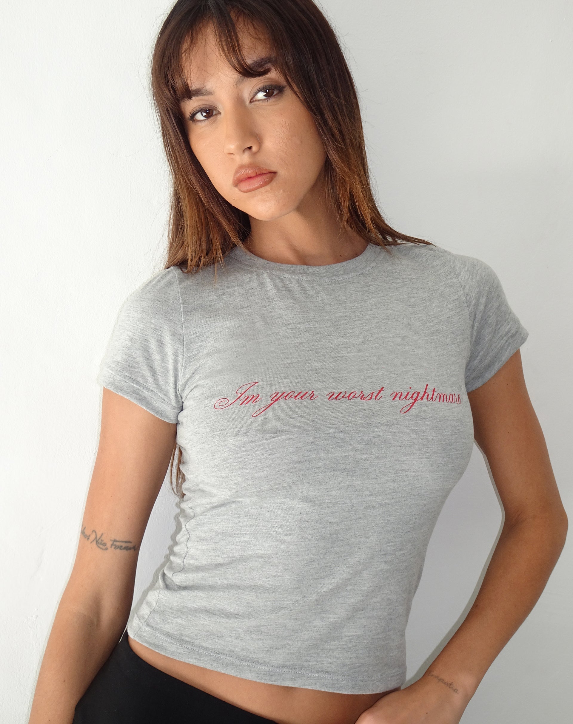 Immagine della t-shirt Sutin in grigio marna con grafica Worst Nightmare