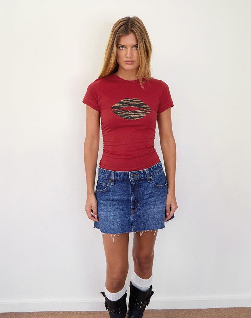 Tee Sutin in rosso adrenalinico con stampa a labbra leopardate