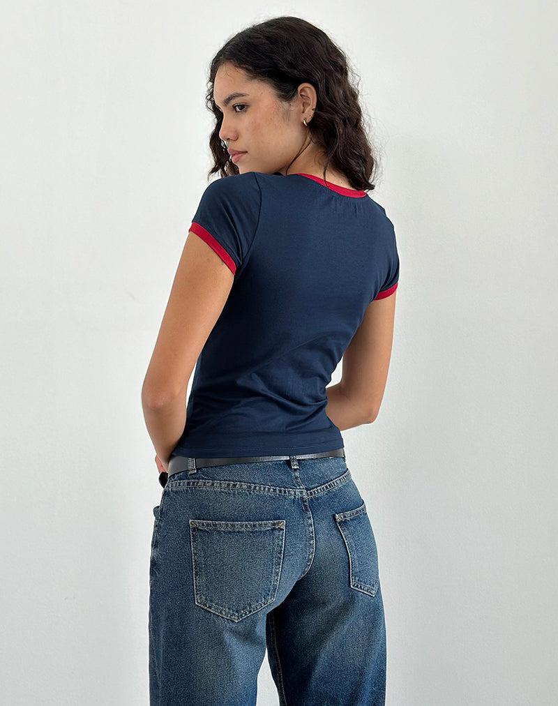 Maglietta Sutin in blu scuro con bordino rosso e grafica Doeyes
