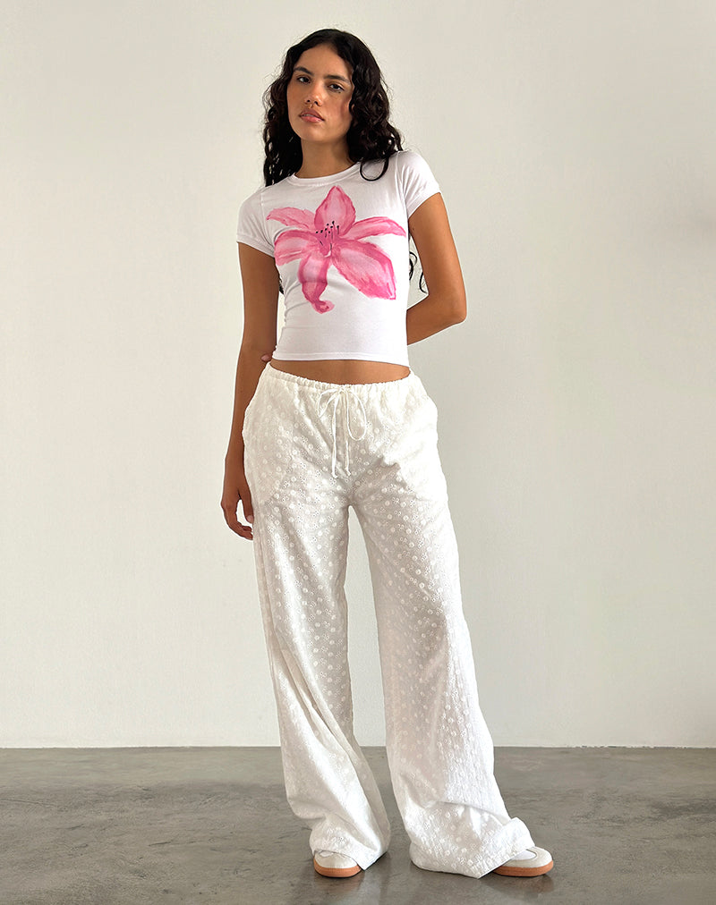Immagine di Sutin Tee in bianco con fiori dipinti in rosa