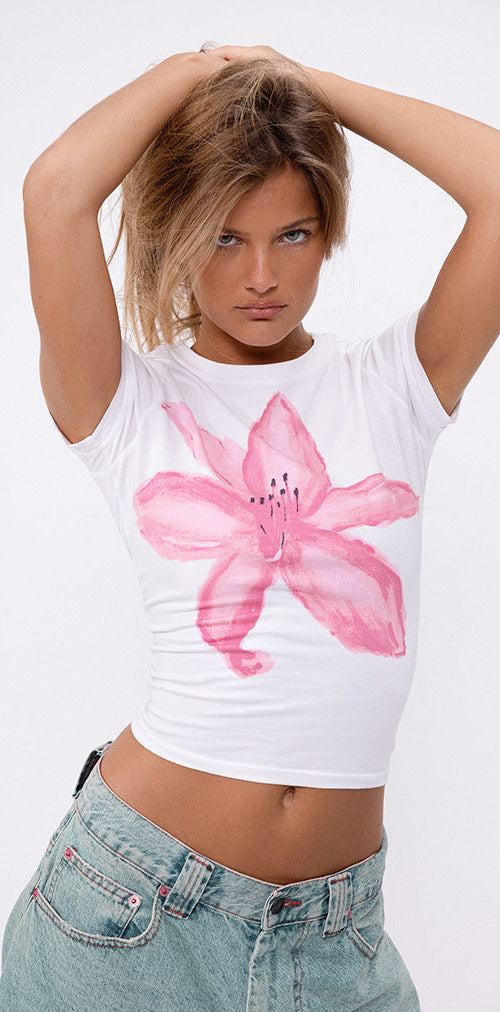 Immagine di Sutin Tee in bianco con fiori dipinti in rosa