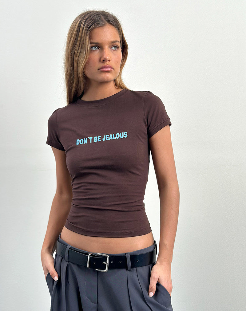 Immagine di Sutin Baby Tee in mogano profondo con slogan Don't Be Jealous