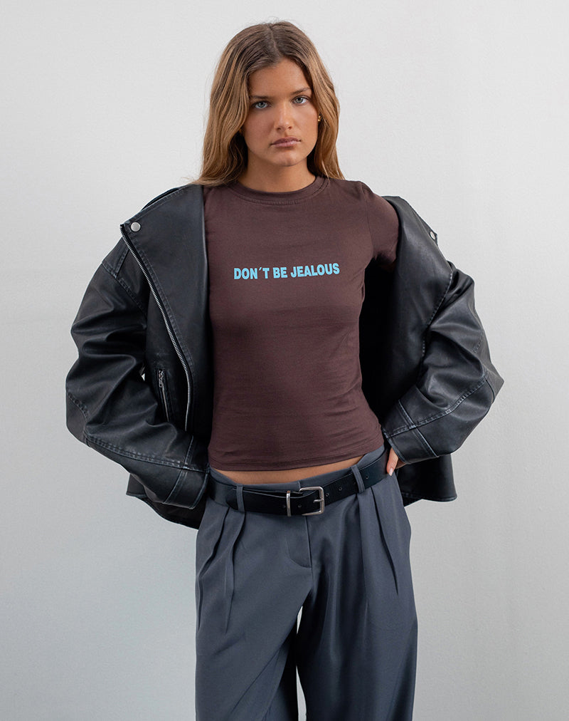 Immagine di Sutin Baby Tee in mogano profondo con slogan Don't Be Jealous