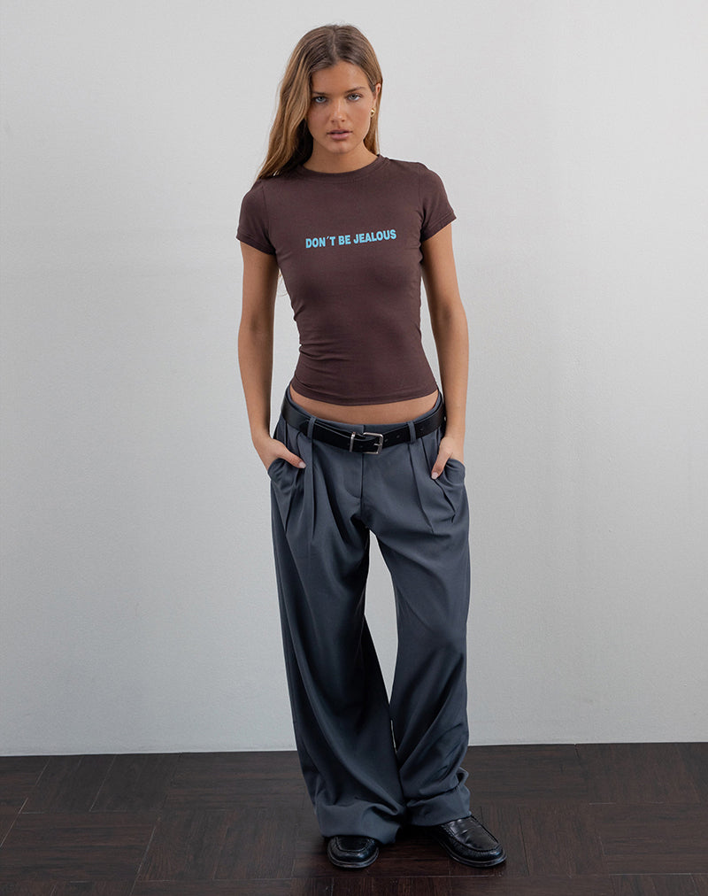 Immagine di Sutin Baby Tee in mogano profondo con slogan Don't Be Jealous