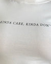 Bianco con grafica Kinda Care Kinda Don't