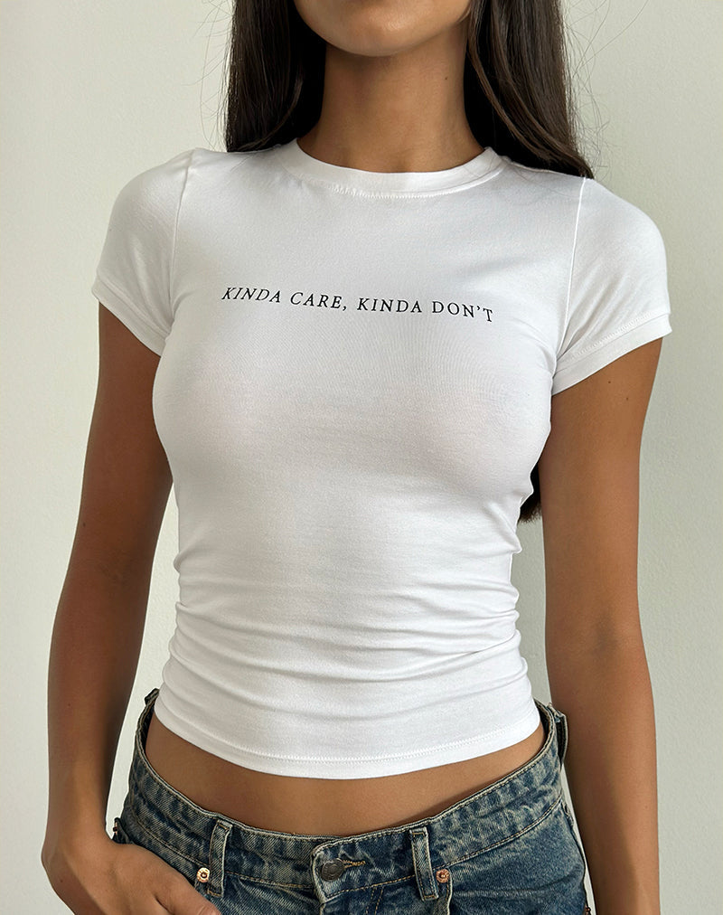 Immagine di Sutin Top bianco con grafica Kinda Care Kinda Don't