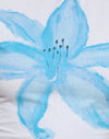 Fiore bianco dipinto di blu