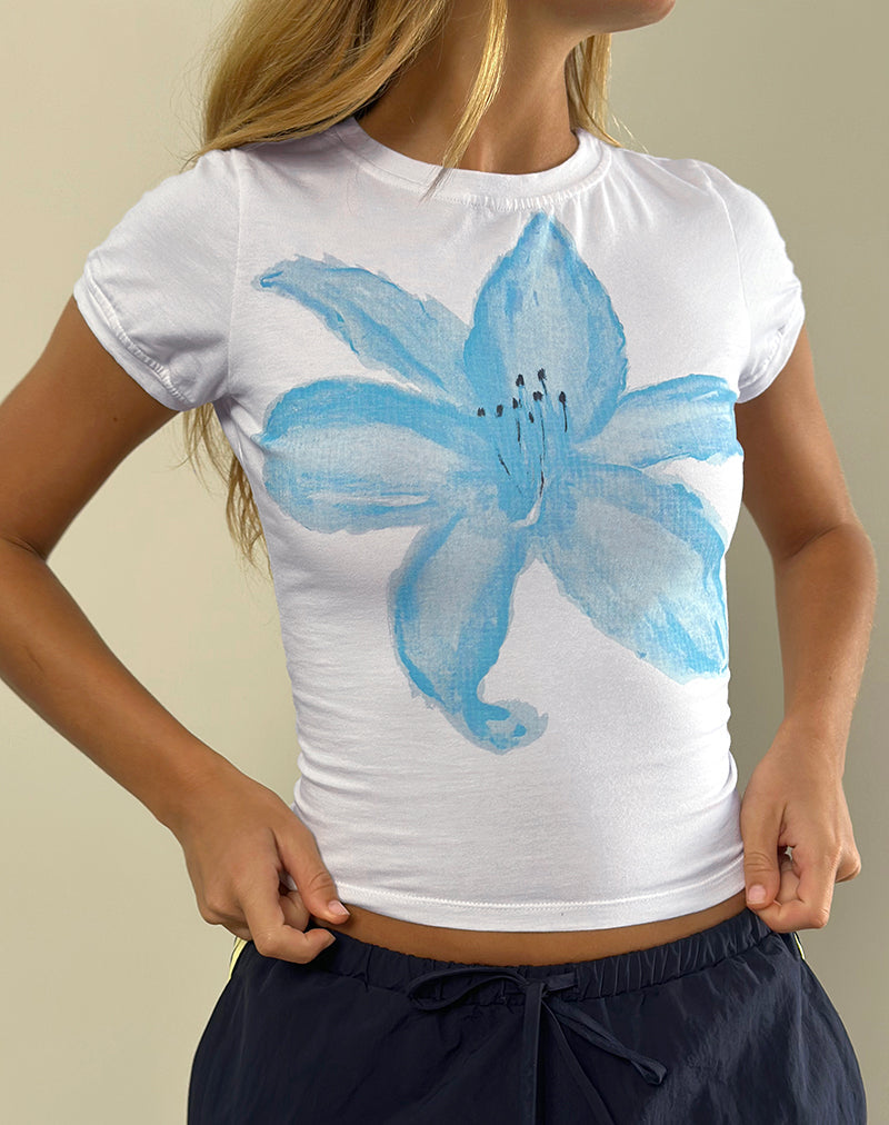 Tee Sutin in bianco dipinto di blu a fiori