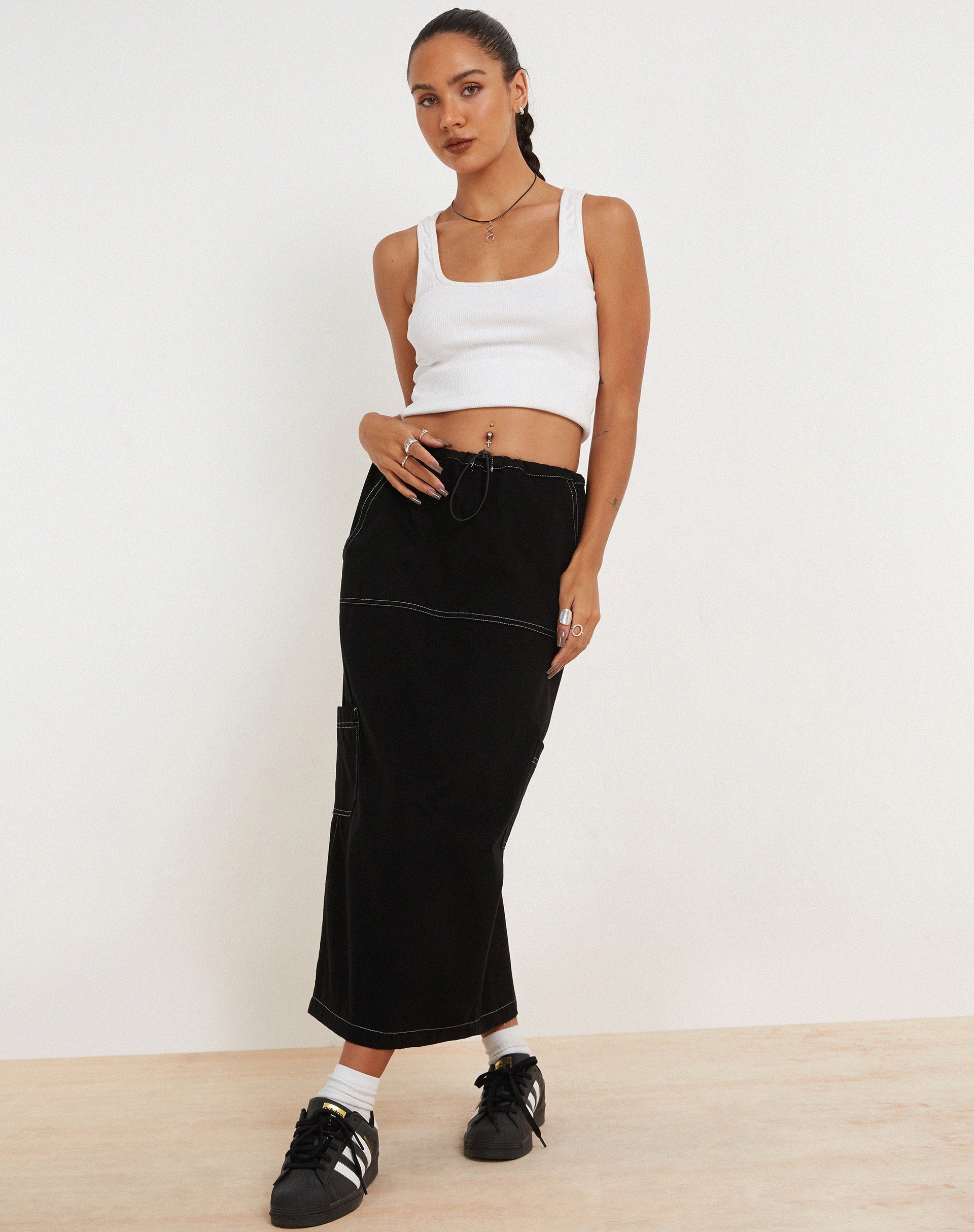 immagine di Swari Midi Cargo Skirt in nero