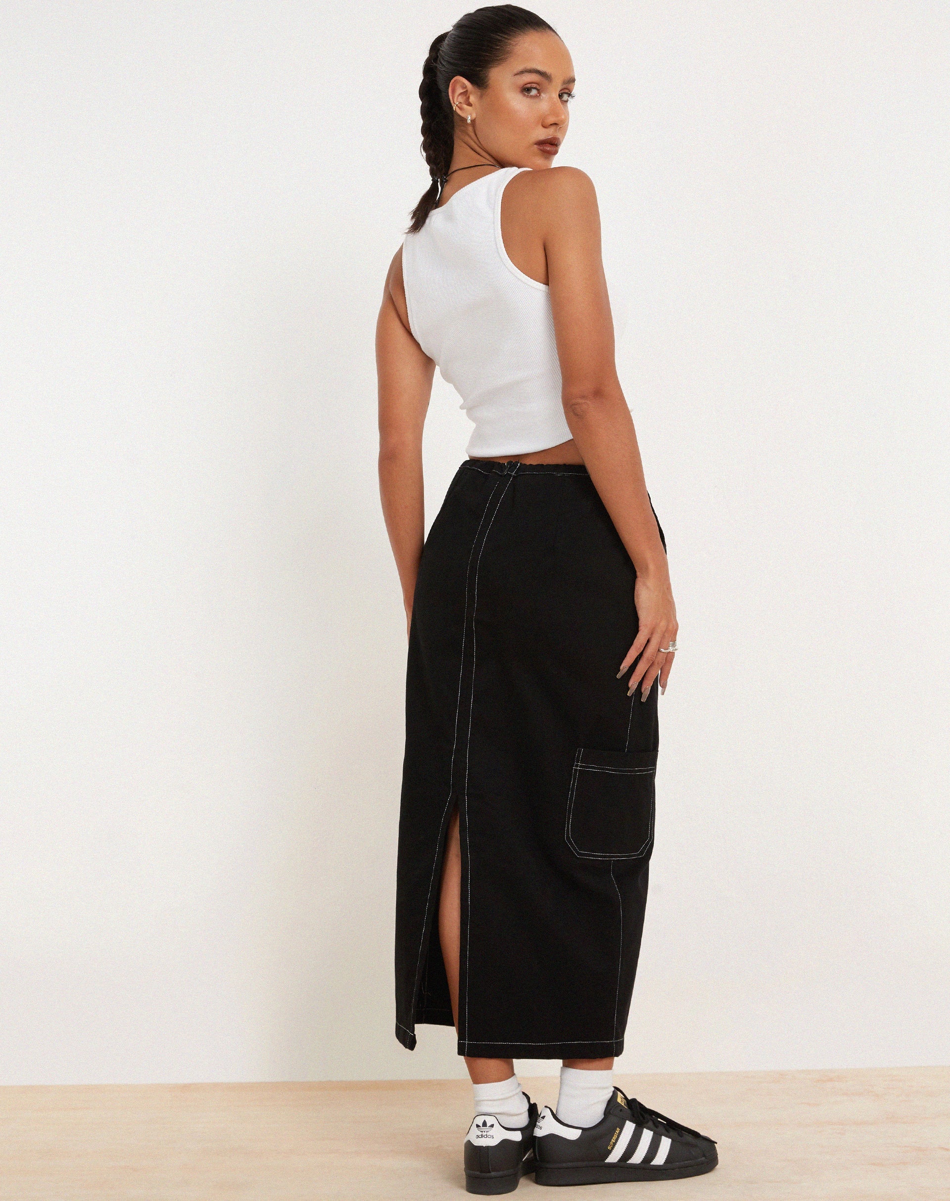 immagine di Swari Midi Cargo Skirt in nero