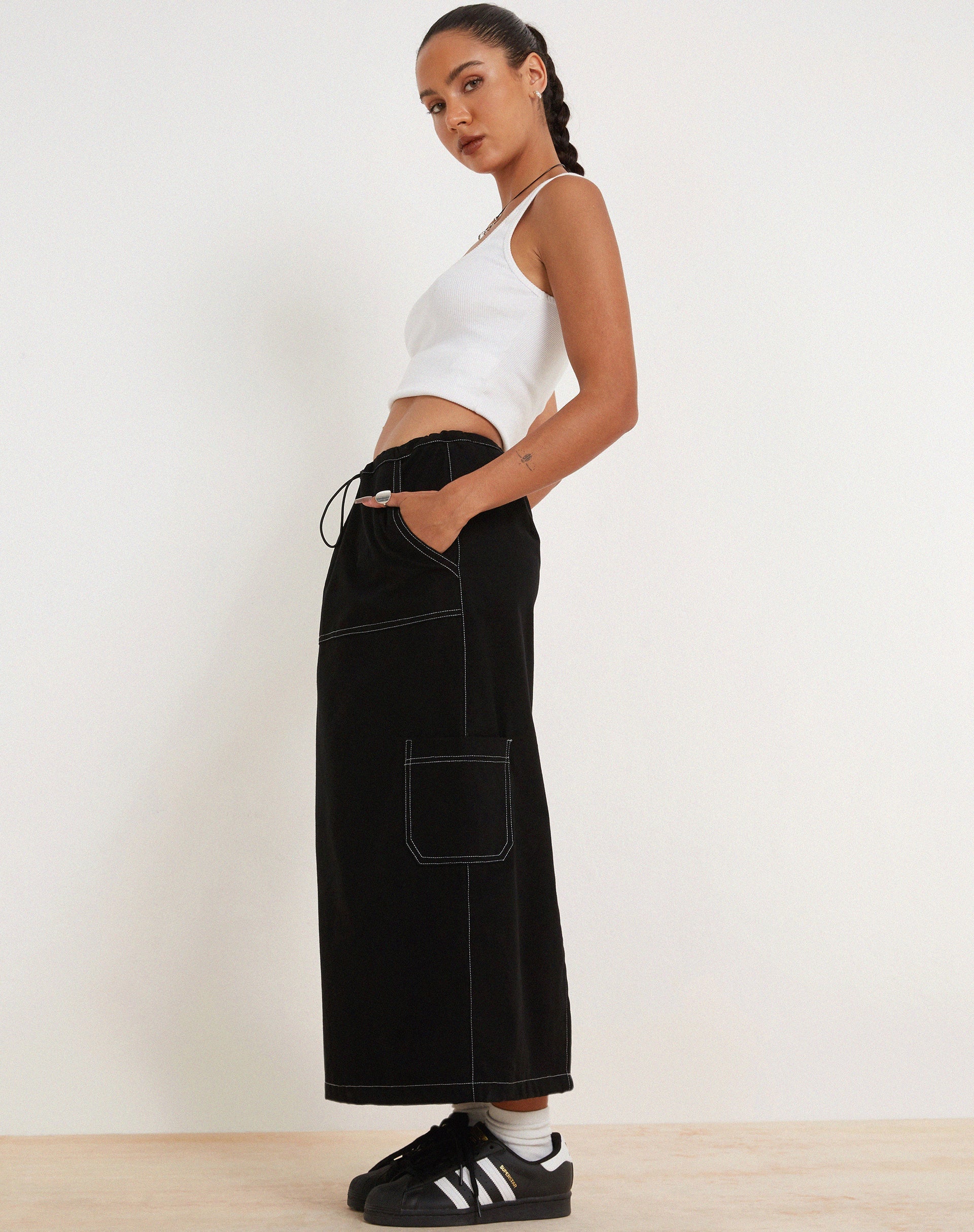 immagine di Swari Midi Cargo Skirt in nero