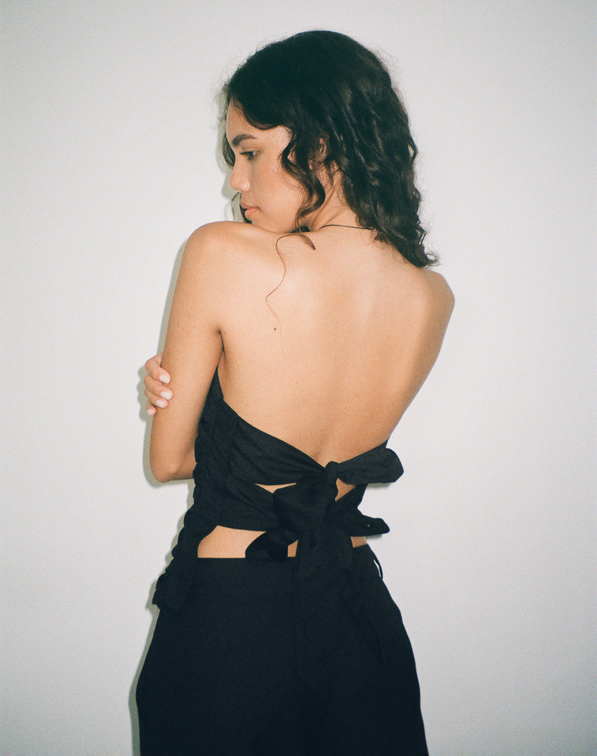 Immagine di Tahari Tie Back Longline Tube Top in nero