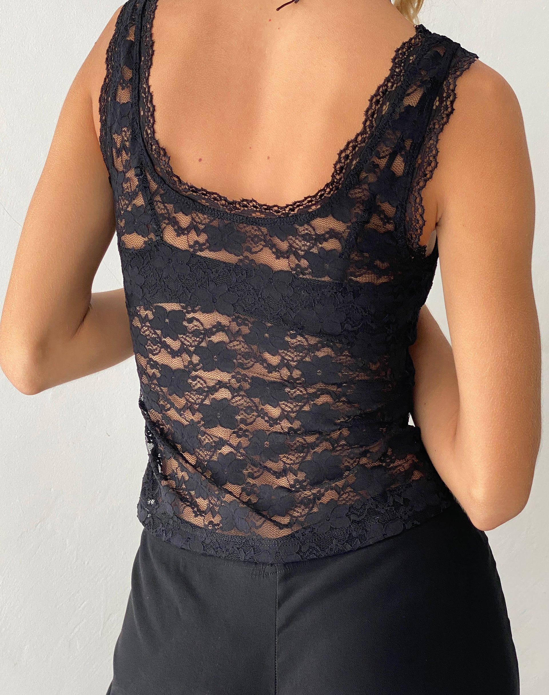 immagine del gilet in pizzo Tahoa in nero