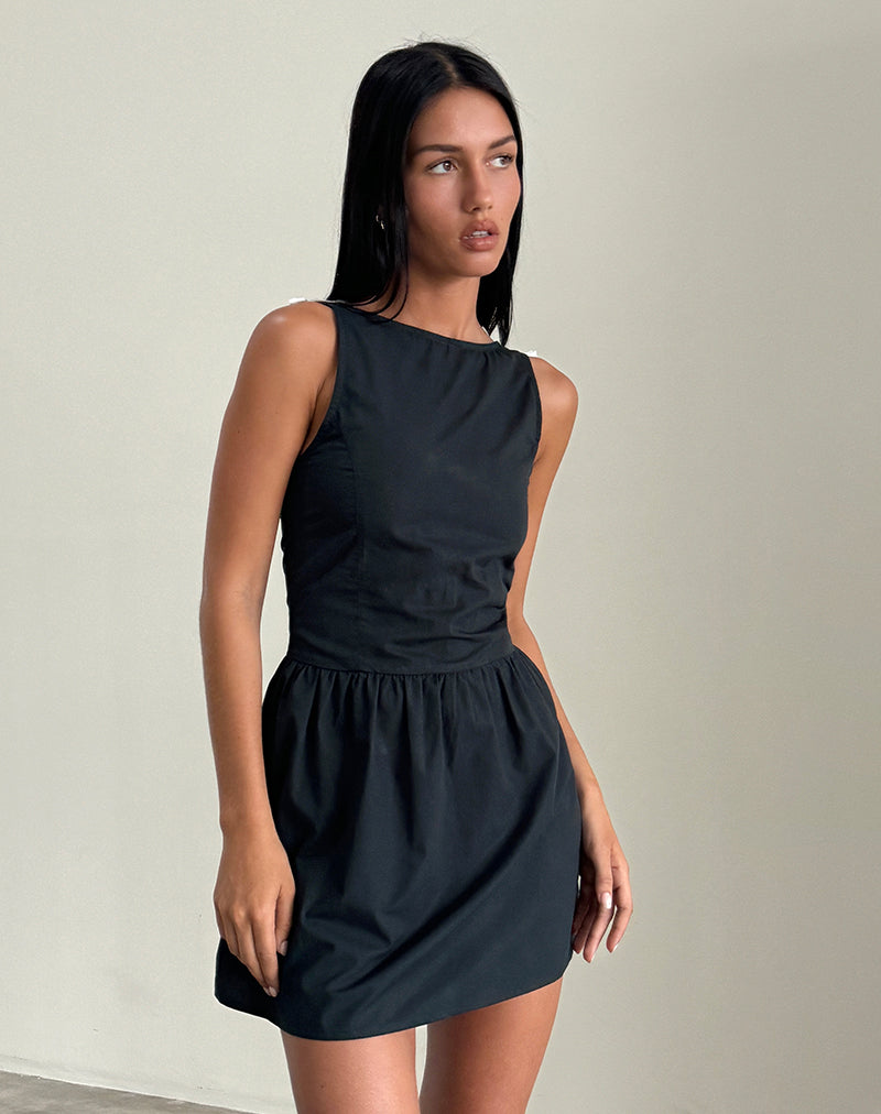 Immagine di Taleshi Mini Dress in nero con fiocchi bianchi e scarpe da ballo