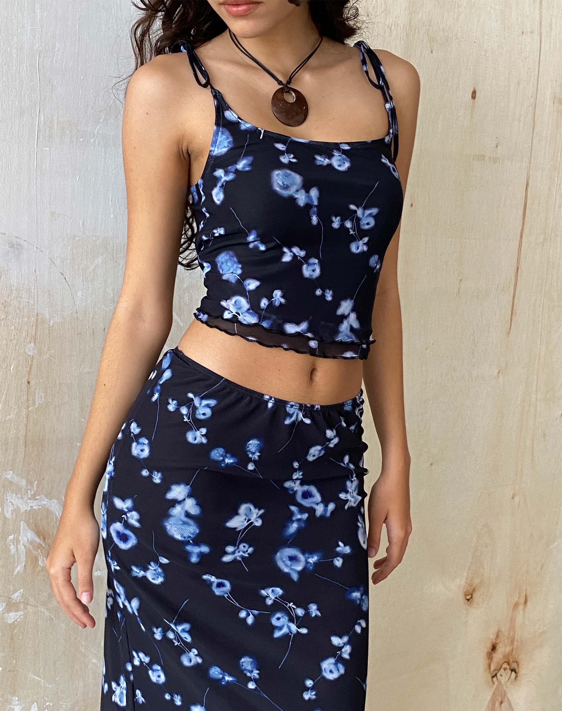 Immagine di Tamari Tie Detail Mesh Gilet Top in Diffused Floral Navy