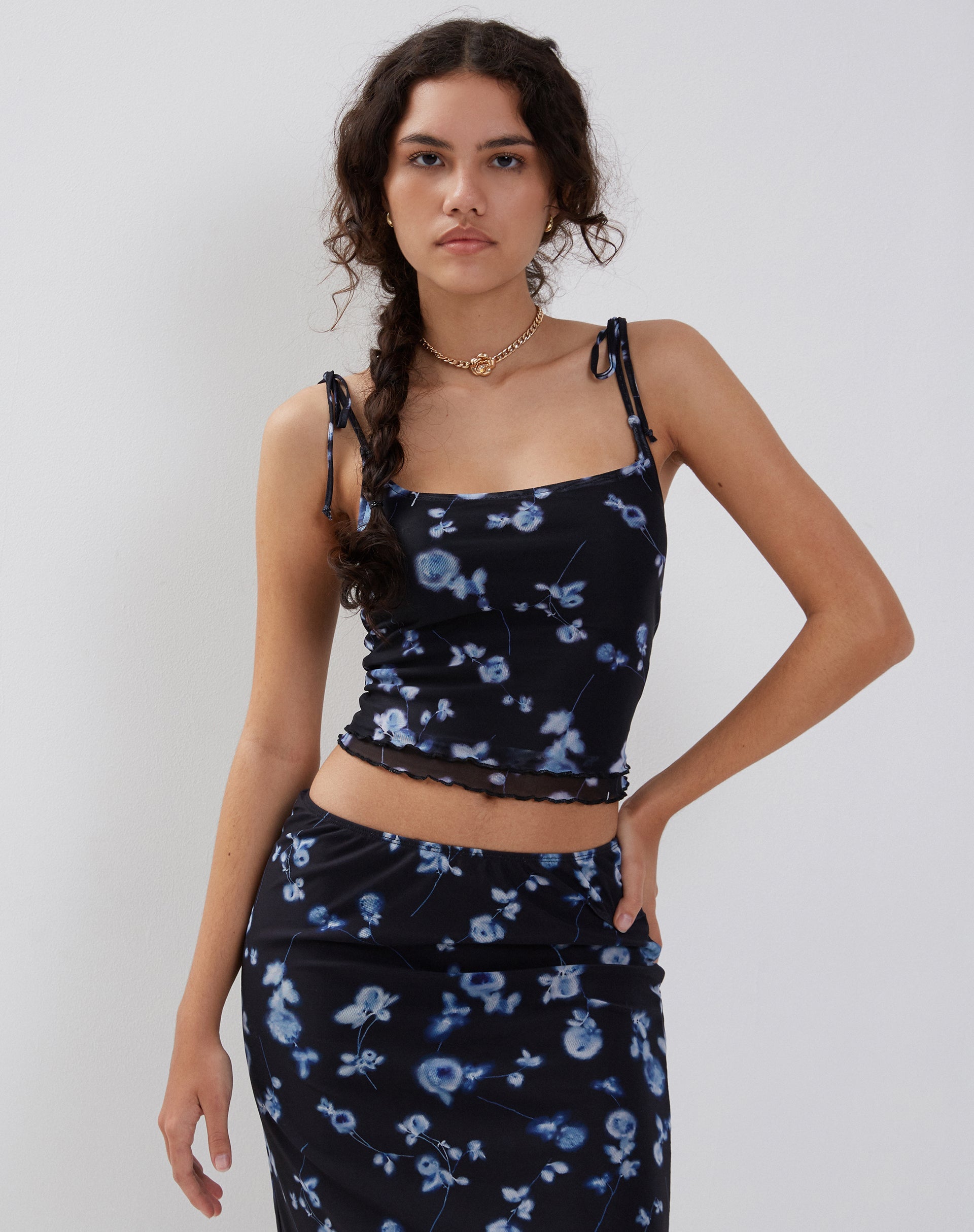 Immagine di Tamari Tie Detail Mesh Gilet Top in Diffused Floral Navy