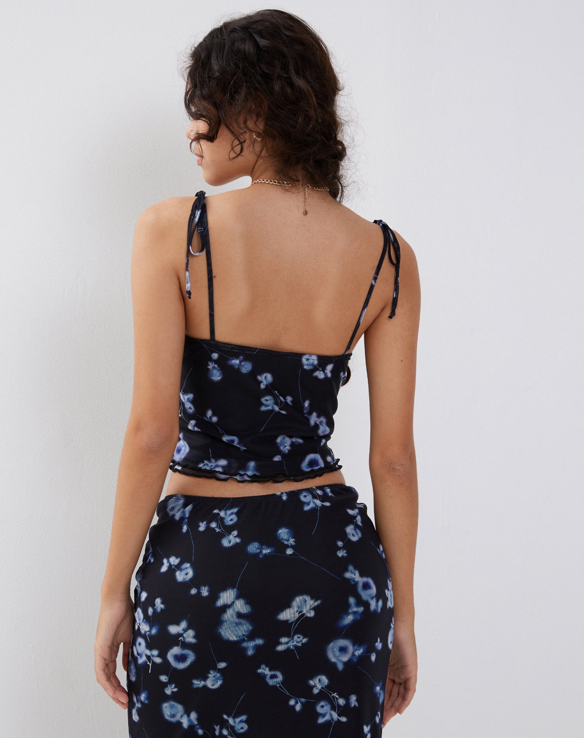 Immagine di Tamari Tie Detail Mesh Gilet Top in Diffused Floral Navy