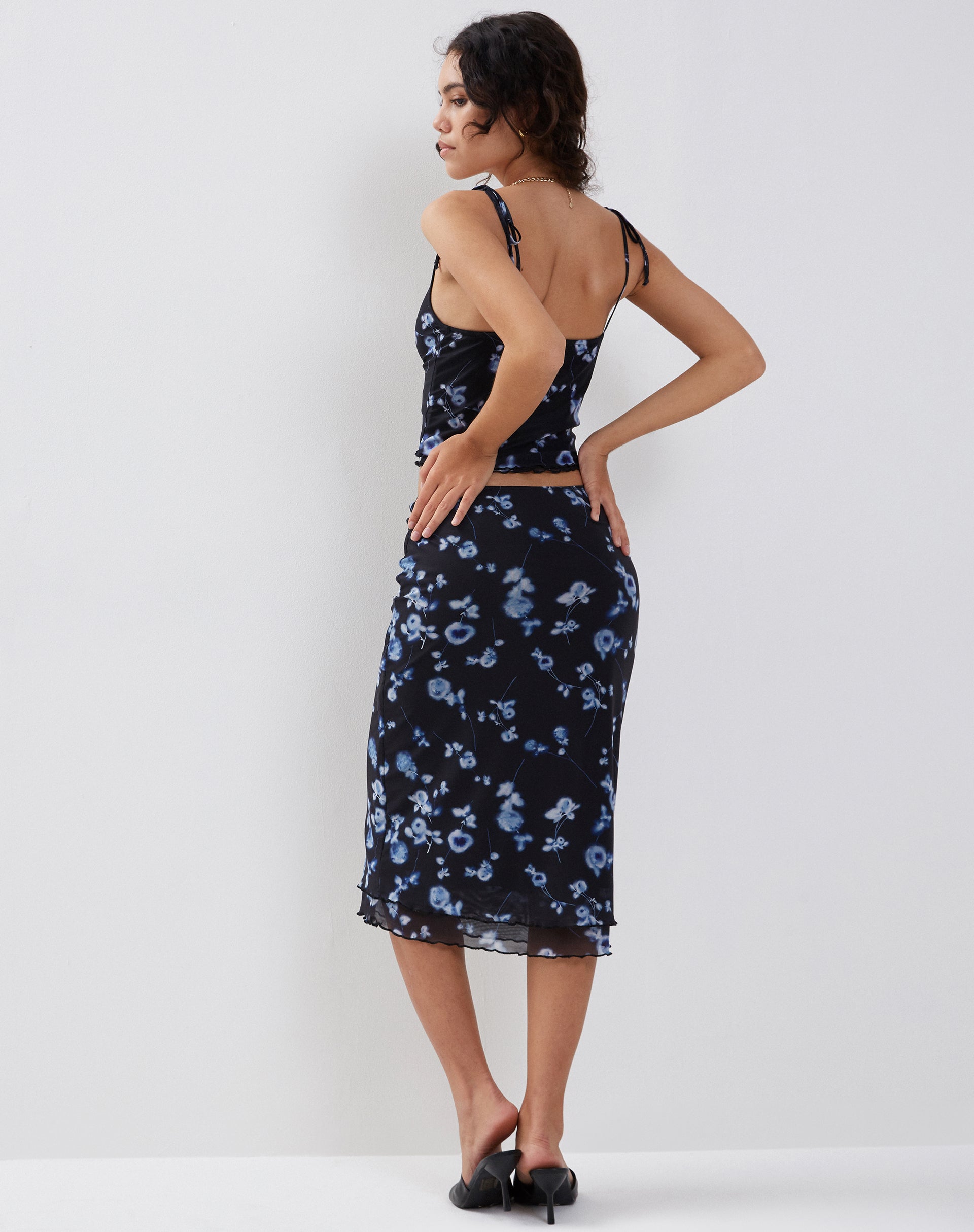 Immagine di Tamari Tie Detail Mesh Gilet Top in Diffused Floral Navy