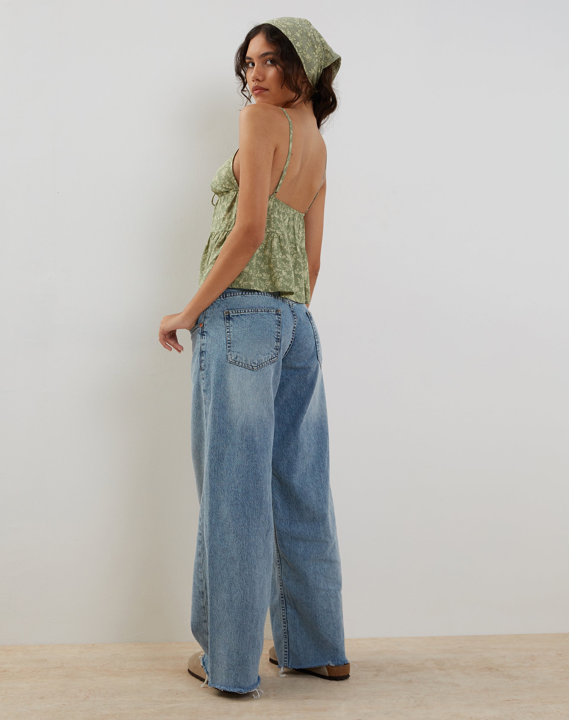 Immagine di Tezza Tie Front Cami Top in Ditsy Floral Green