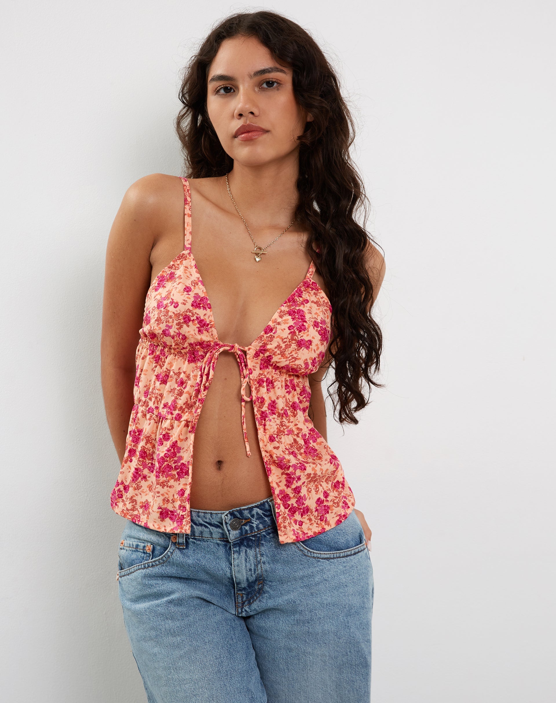 Immagine di Tezza Tie Front Cami Top in Dark Wild Flower Cantaloupe
