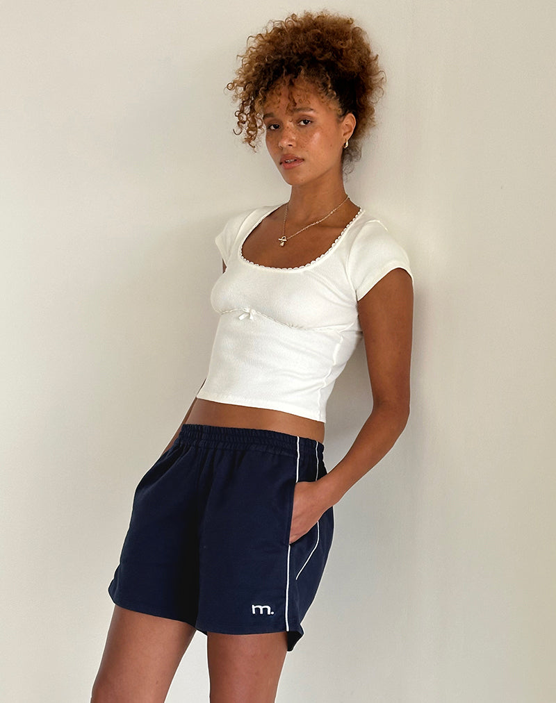 Immagine del pantaloncino Thera in blu navy con profili bianchi e logo M Emb