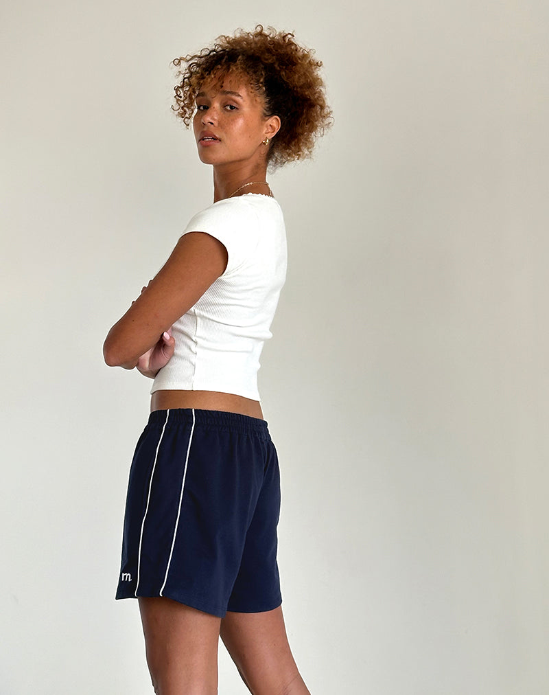 Immagine del pantaloncino Thera in blu navy con profili bianchi e logo M Emb