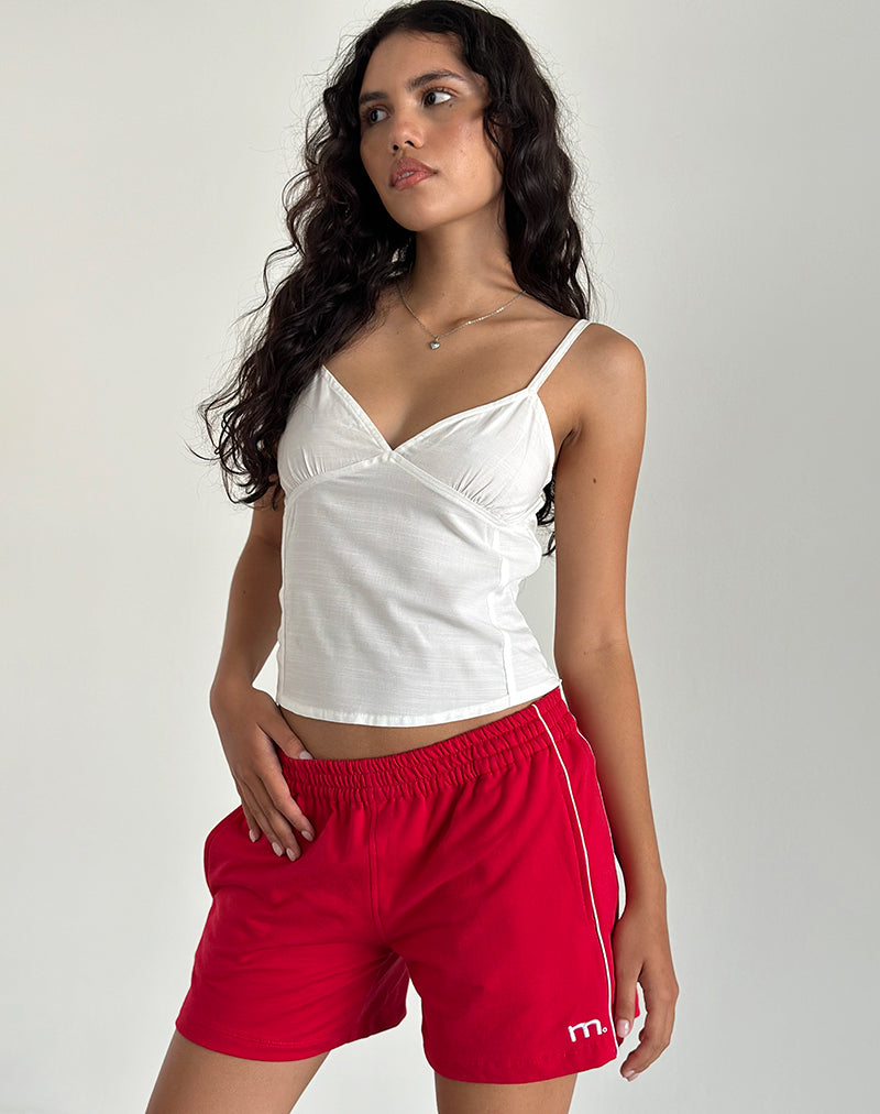 immagine dei pantaloncini Thera in rosso tango con bordino bianco sporco e logo M
