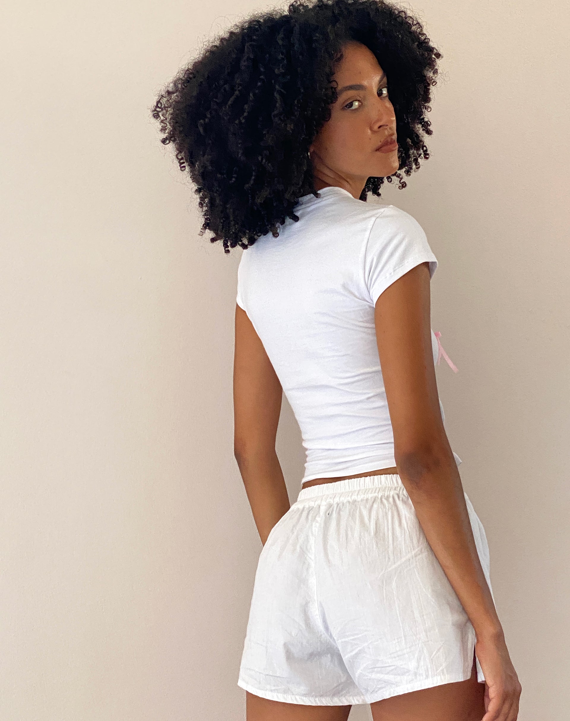 Immagine di Tiona Cropped Tee in bianco con stampa e ricamo Love Bunny