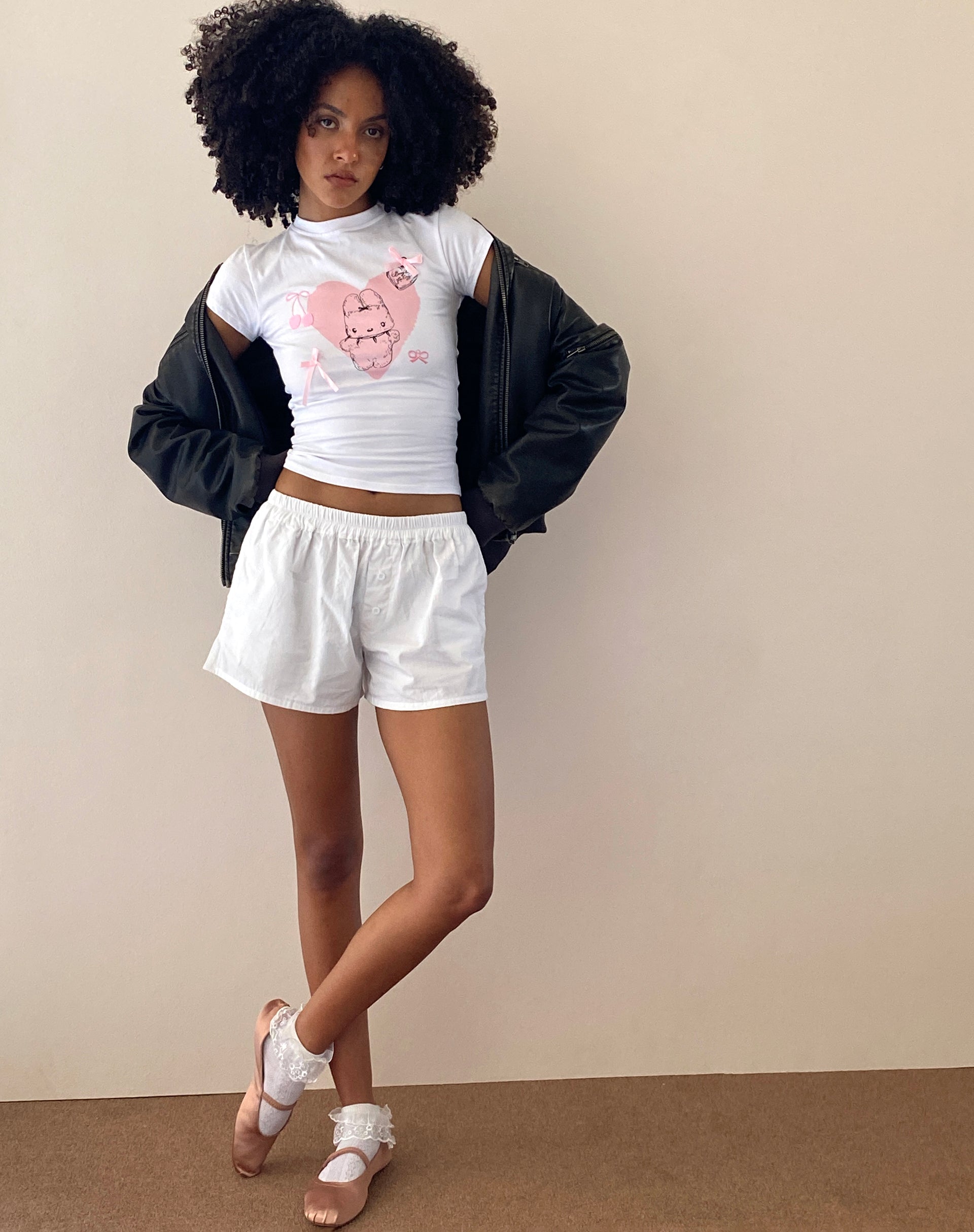Immagine di Tiona Cropped Tee in bianco con stampa e ricamo Love Bunny