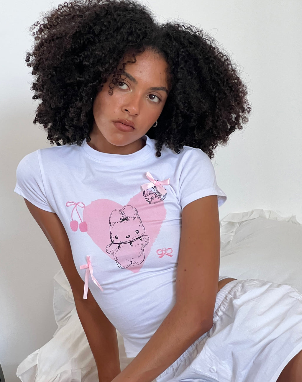 Tiona Cropped Tee in bianco con stampa e ricamo Love Bunny