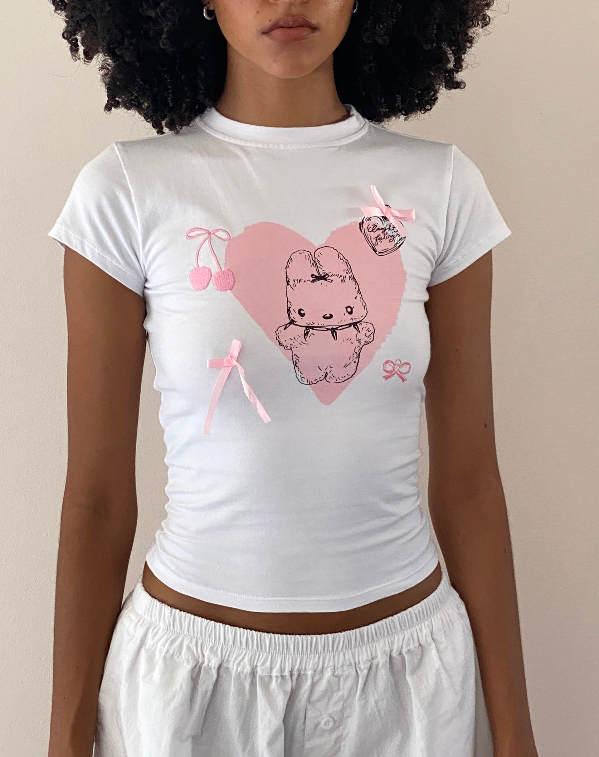 Immagine di Tiona Cropped Tee in bianco con stampa e ricamo Love Bunny