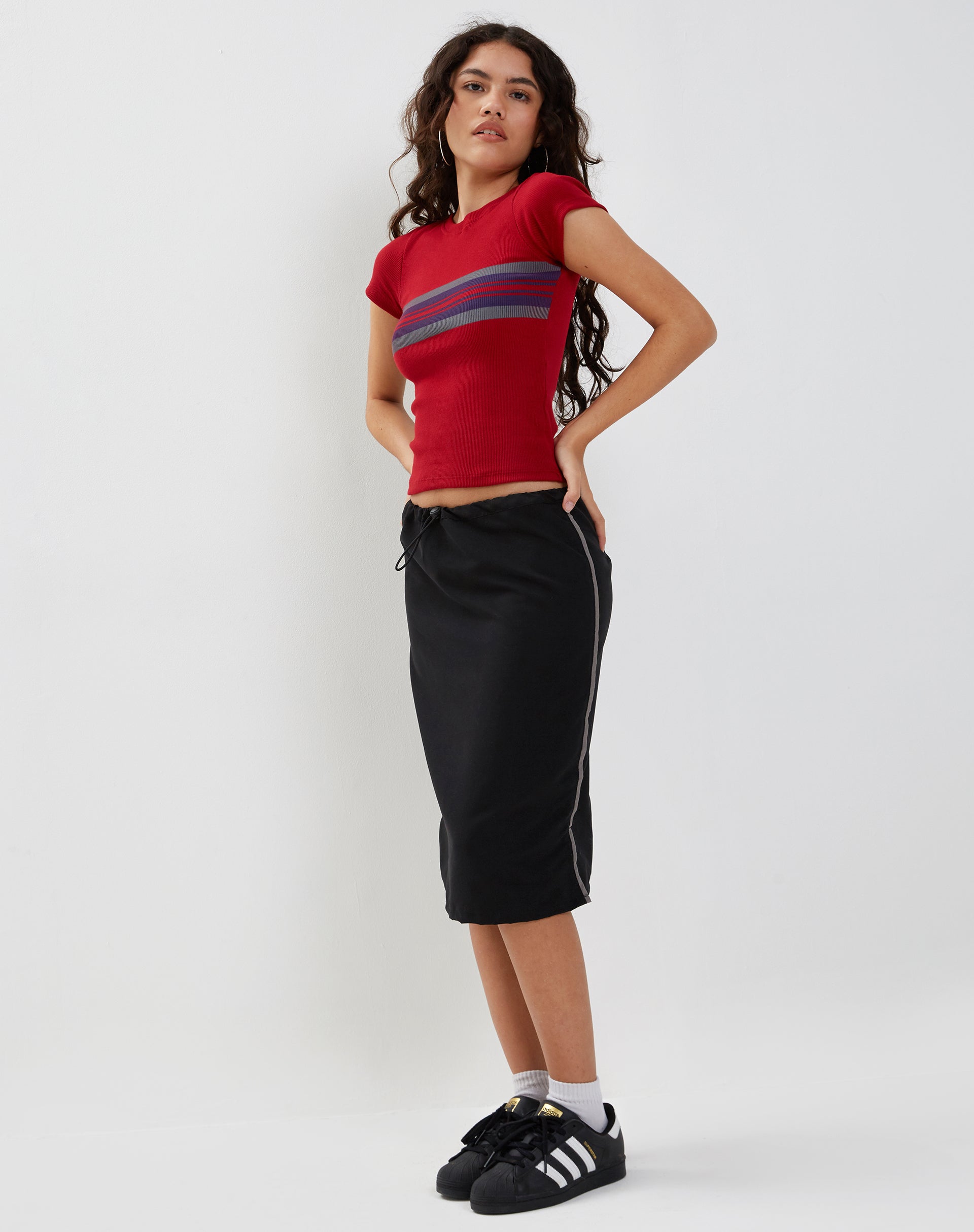 Immagine di Ashlyn Cargo Midi Skirt in nero con riga bianca