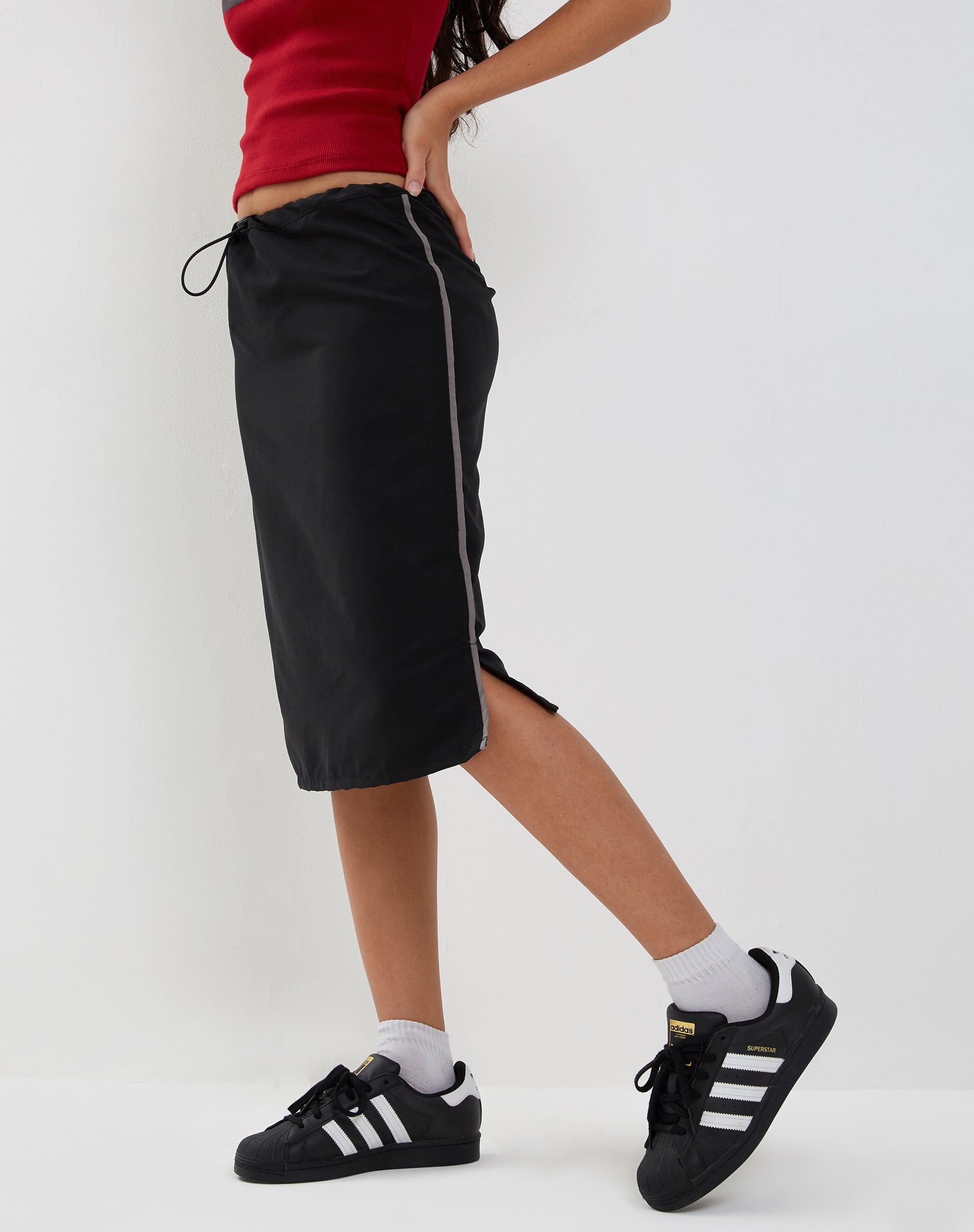 Immagine di Ashlyn Cargo Midi Skirt in nero con riga bianca