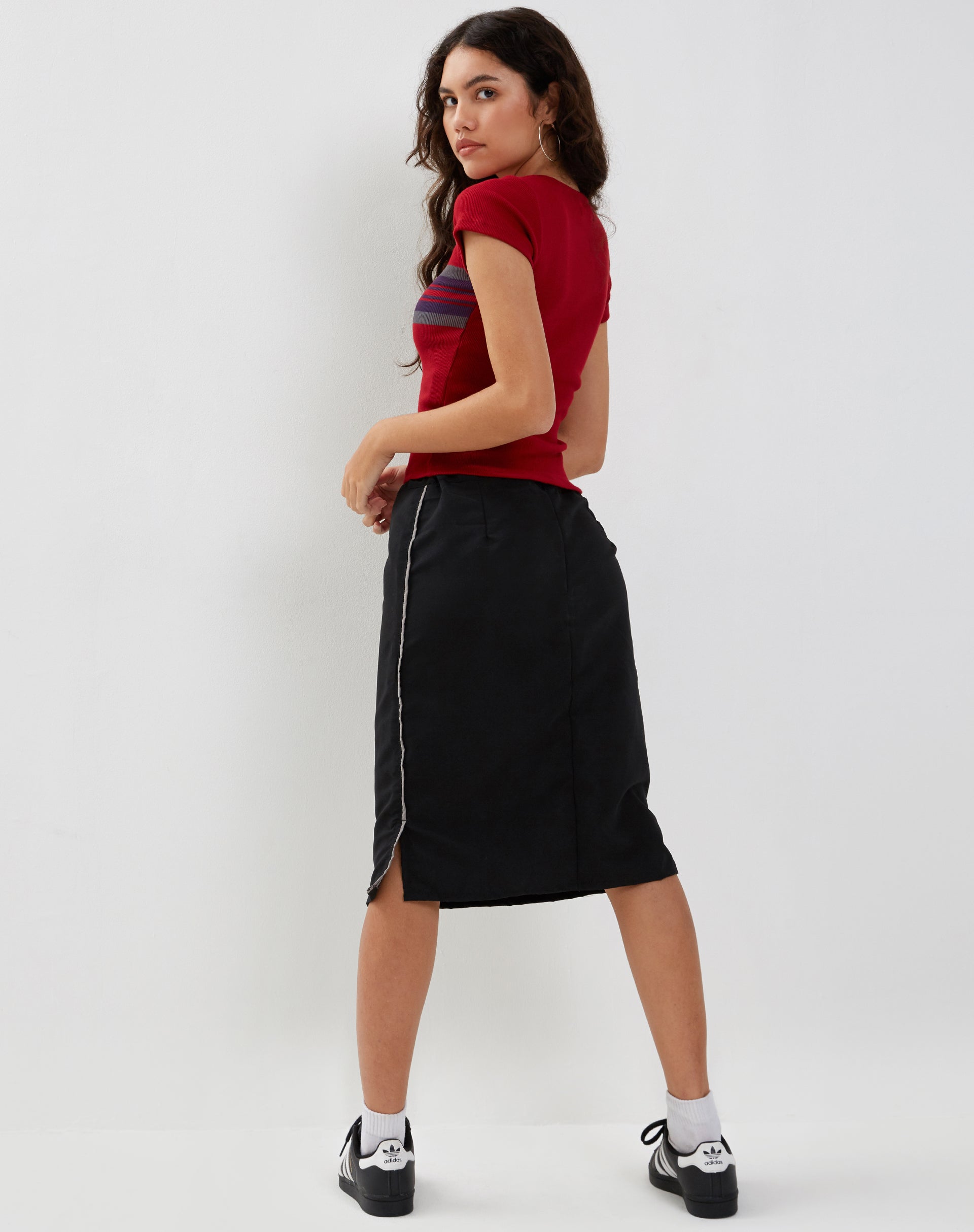 Immagine di Ashlyn Cargo Midi Skirt in nero con riga bianca