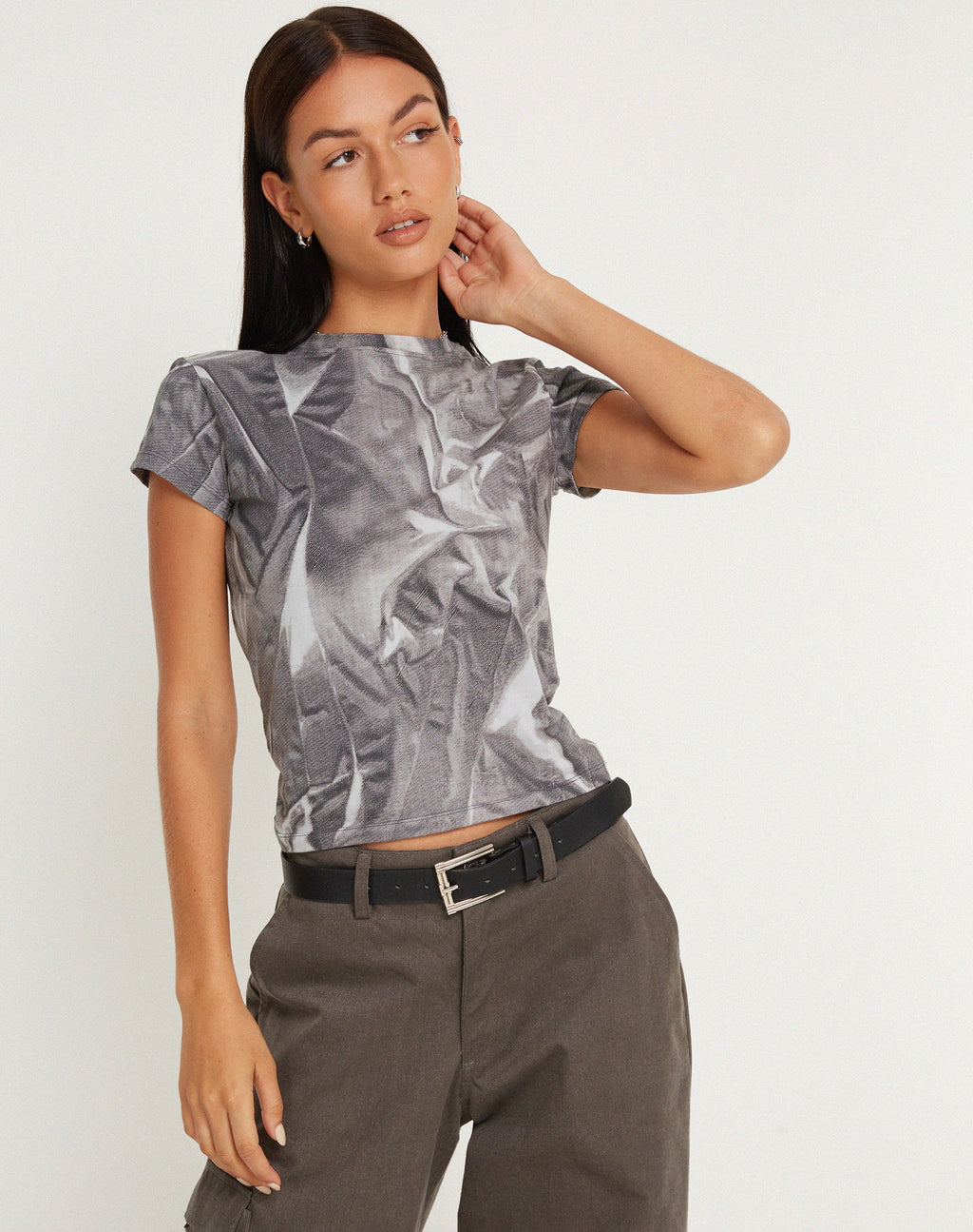 Tiona Cropped Tee in grigio piega distopica