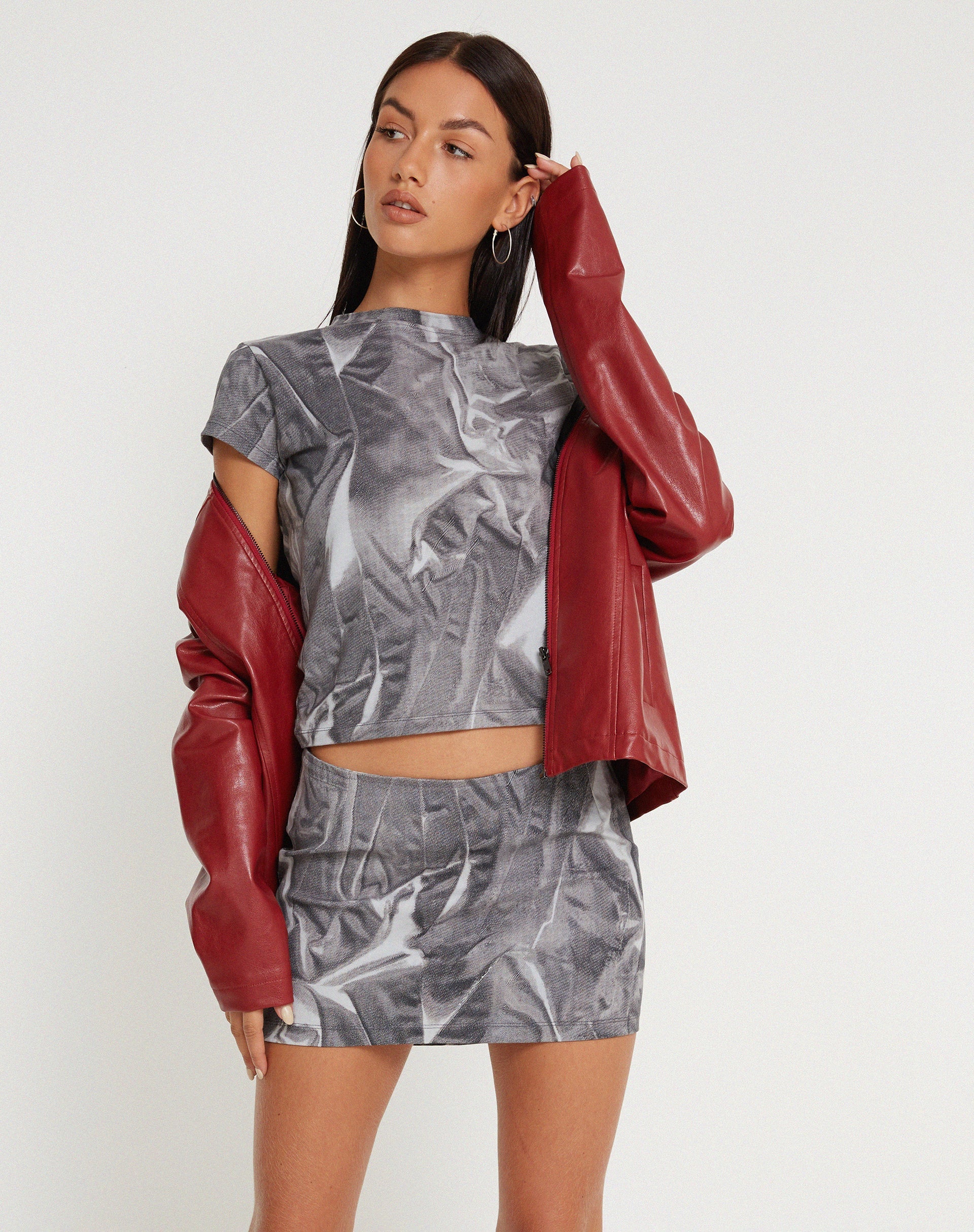immagine della t-shirt Tiona Cropped Tee in grigio con piega distopica