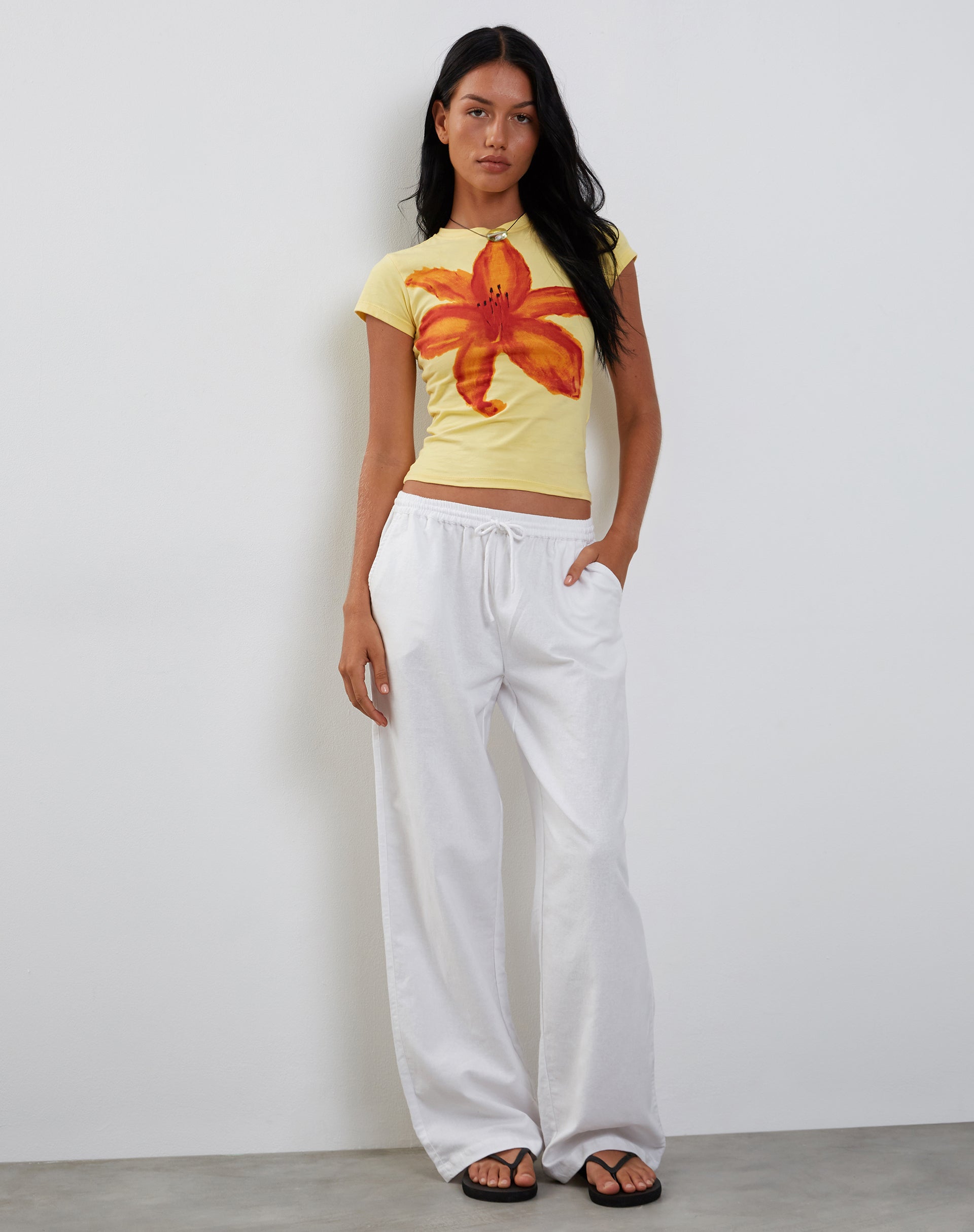 immagine di Tiona Baby Tee in Lemonade con stampa di fiori estivi