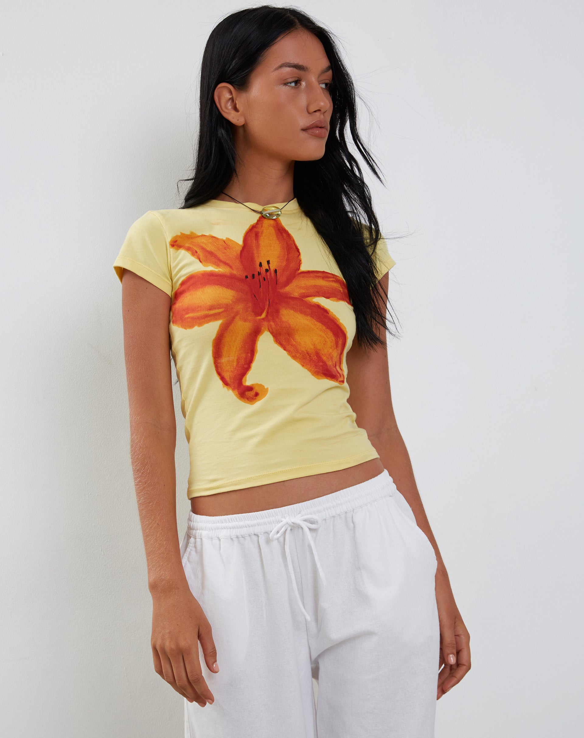 immagine di Tiona Baby Tee in Lemonade con stampa di fiori estivi