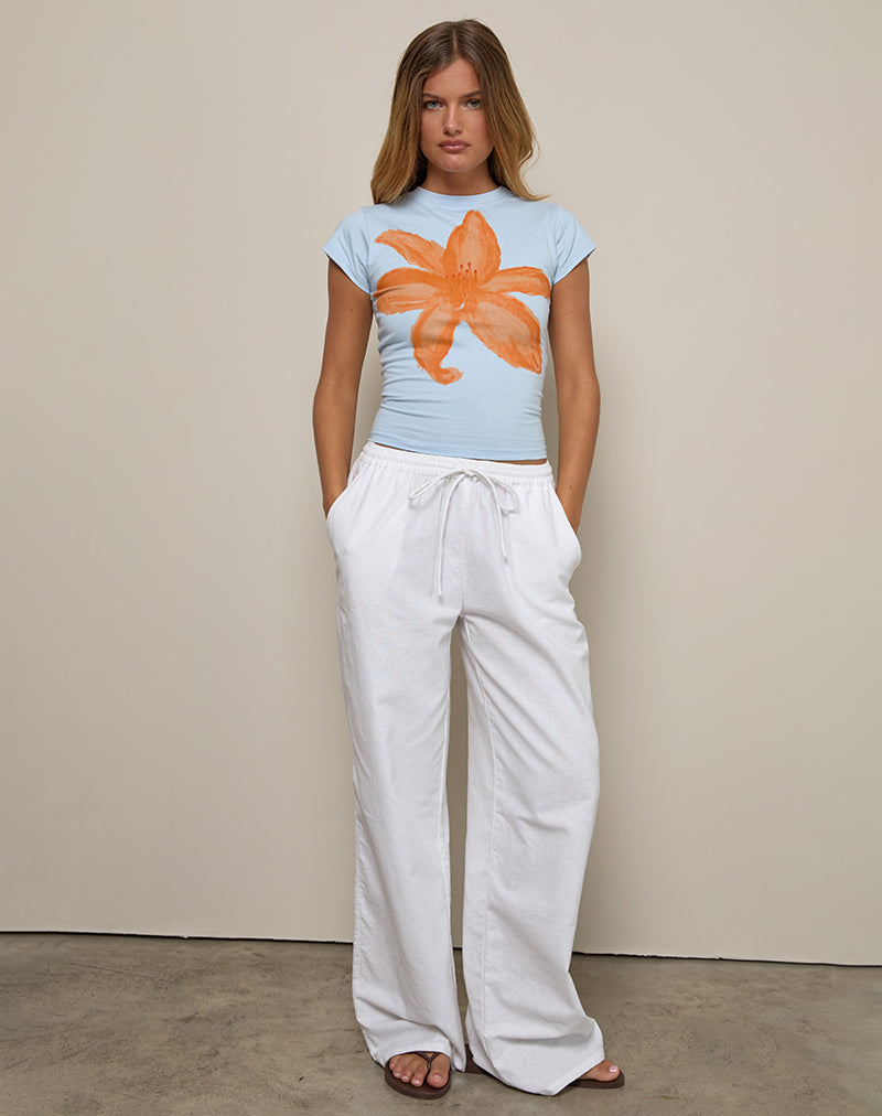 Immagine di Tiona Tee in blu con fiore dipinto di arancione