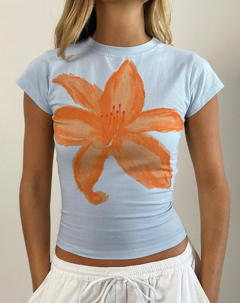 Tiona Tee in blu con fiore dipinto in arancione