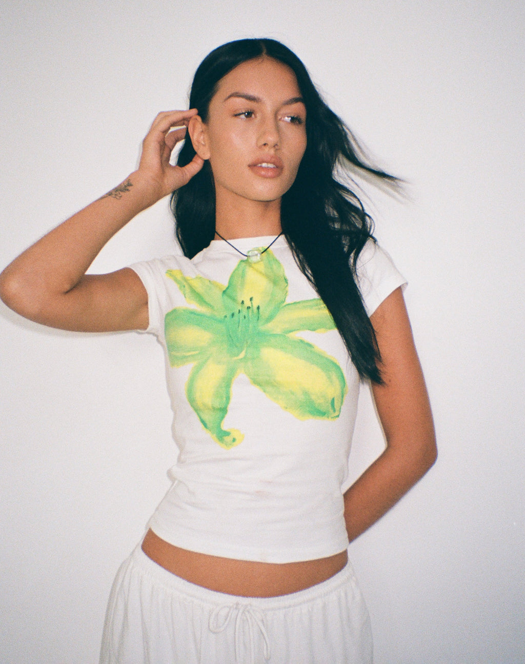 Tiona - Tee stampata con fiori estivi in lime