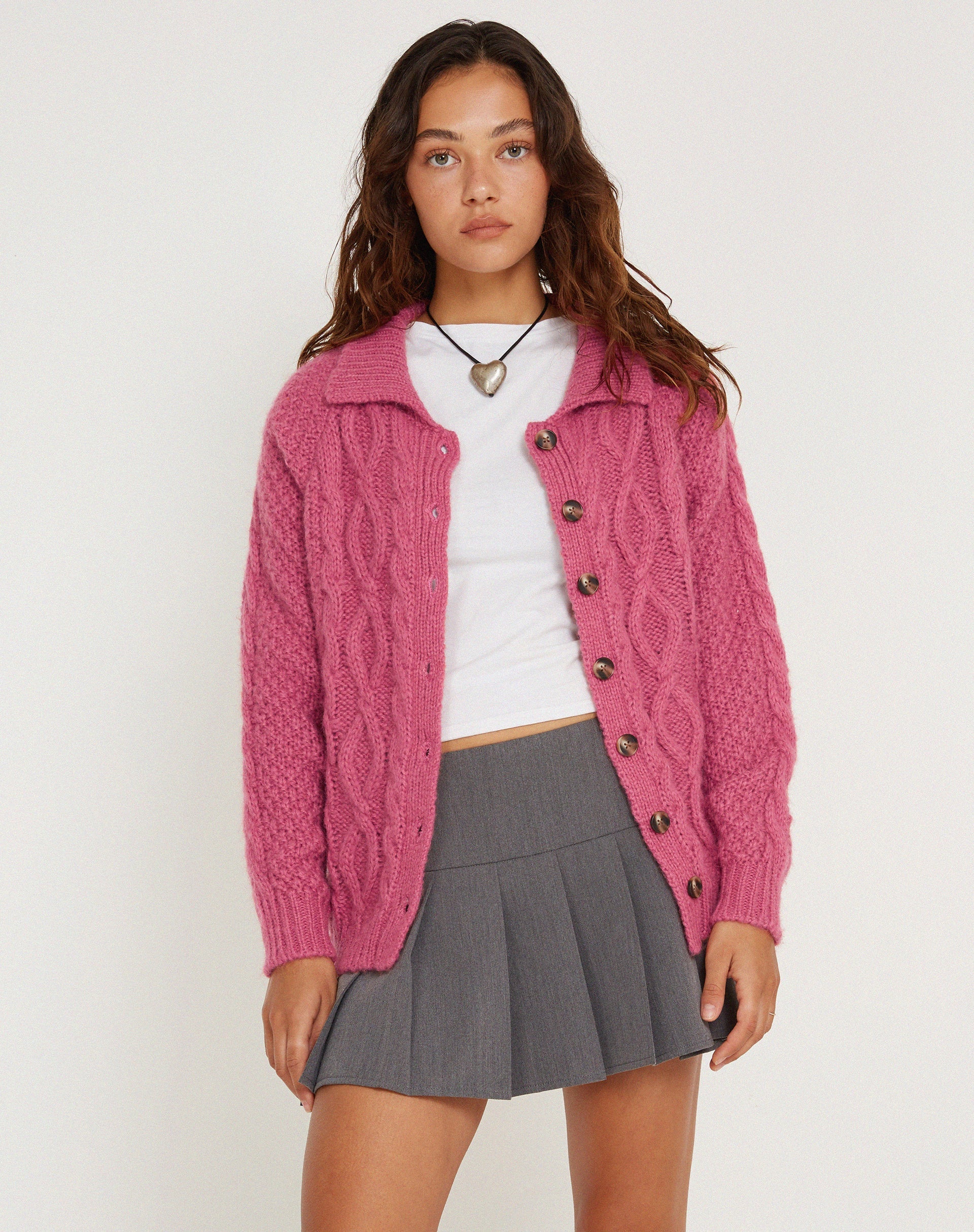 immagine di Triny Cardi in maglia a cavi rosa